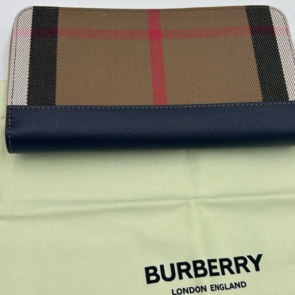 Women’s Burberry classic check zip around wallet made in Italy - Picture 3 of 11